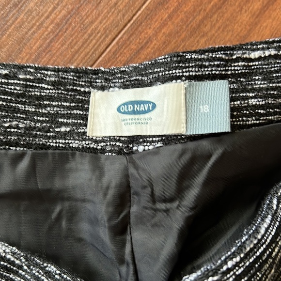 Old Navy NWT Black and White Shorts - Picture 3 of 3
